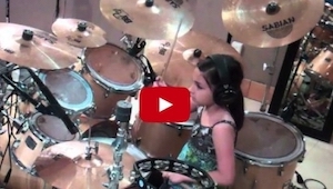 ¡Cómo toca la batería esta niña! Y pensar que tiene sólo 10 años.
